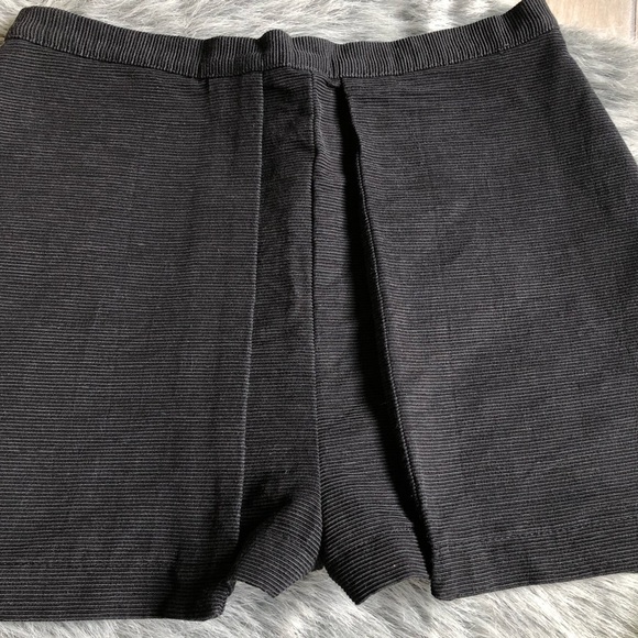 Topshop peekaboo Shorts in black. Size 4 - Picture 5 of 8